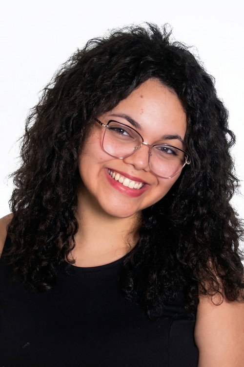 Luiza Porto as Vizinha Esquisita / Namorada no Bar