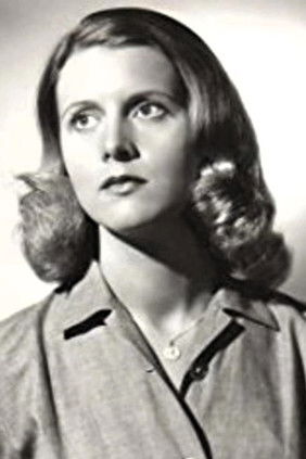 Joanne De Bergh as Helen Wiecek