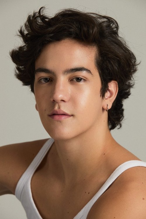 Cauã Martins as Lucas