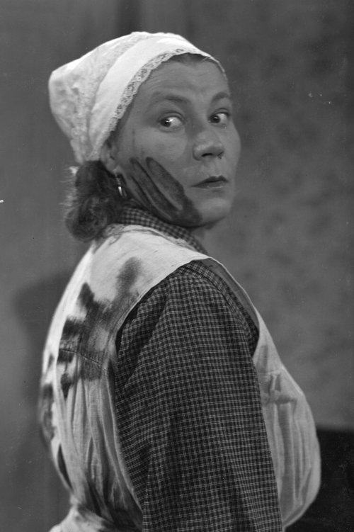 Kerttu Salmi as Leena, Kassisten keittäjätär