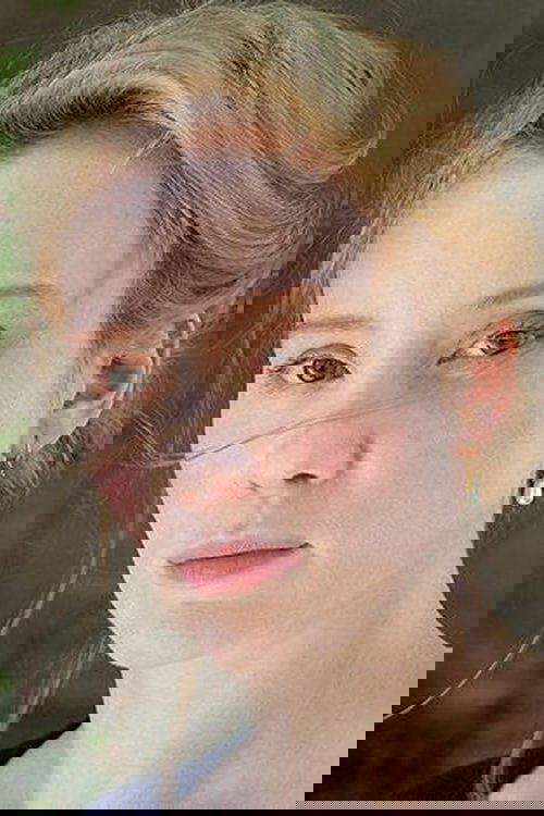 Franziska Petri as Dolores Moor