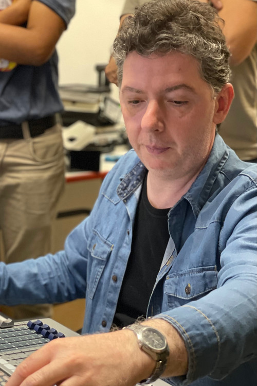 Leo Simas as Pianista