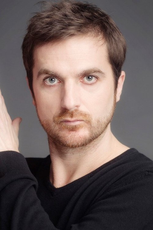 Paco Trenzano as Héctor