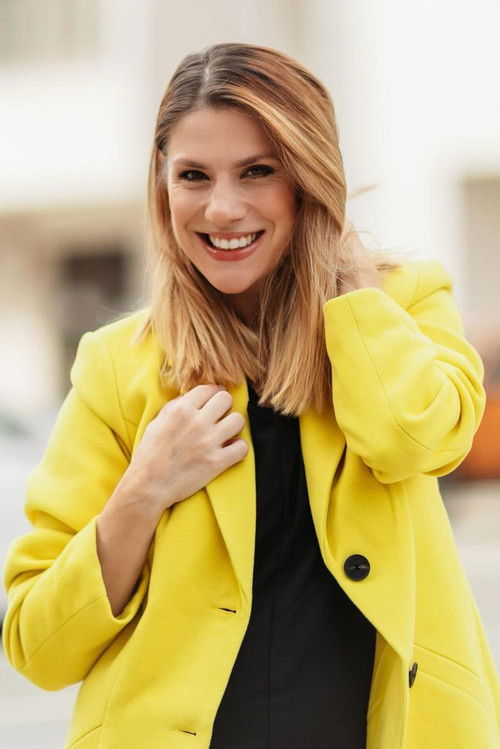 Tili Niculae as Roxana