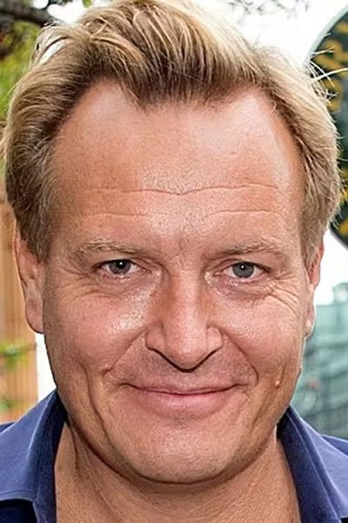 Rasmus Tantholdt as Vært