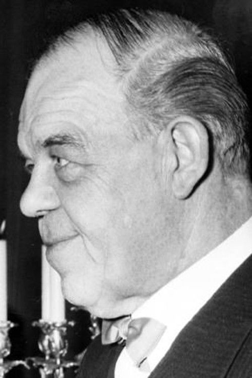 Kai Holm as Gårdmanden