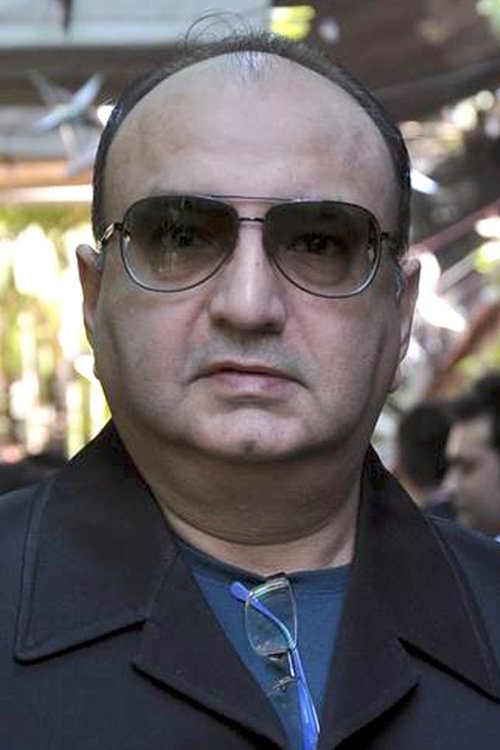 Vivek Vaswani as Vakil