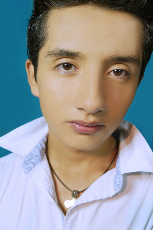 Luis Eduardo Reyes Mundo as Julián