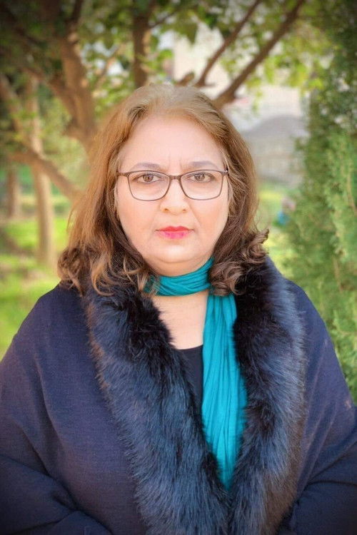 Zhyan Ibrahim Khayat as Halwest's mother