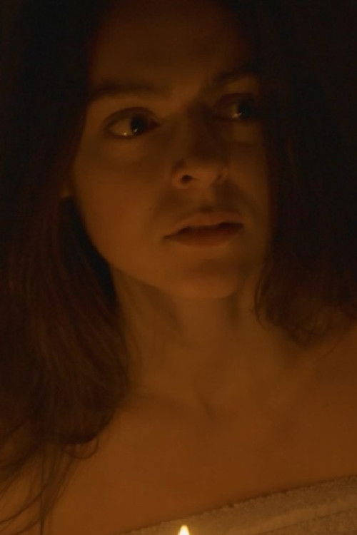 Melissa Boyle as Leanne