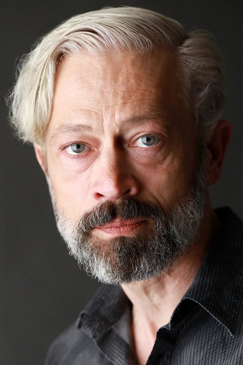 Jack Erdie as Ray L.