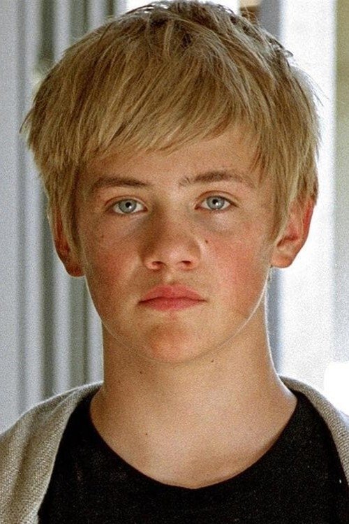 Konrad Baumann as Juli