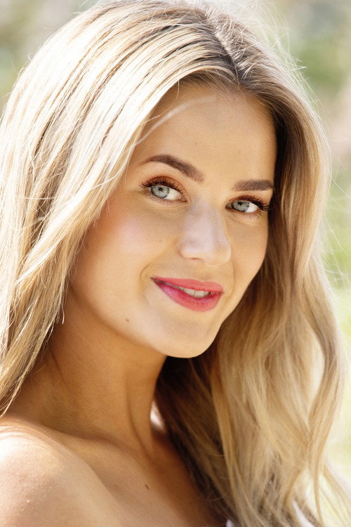 Johanna Puhakka as Woman