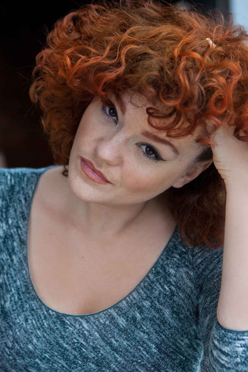 Melodie Sisk as Dee-dee