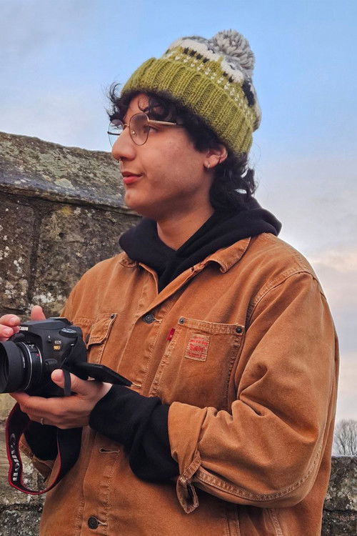 Leo Fernandez as Extra 3