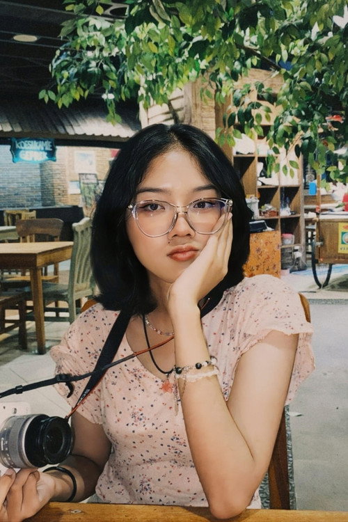 Chendhana Fellycianio as Presenter Berita