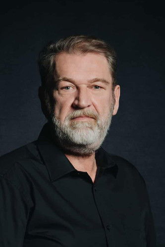 Michal Ďuriš st. as Toni, majiteľ rybárskej bárky