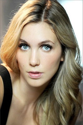 Eleonora Albrecht as Sara