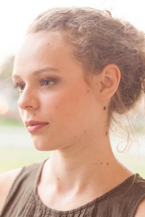 Gabrielle Pizzato as Bia