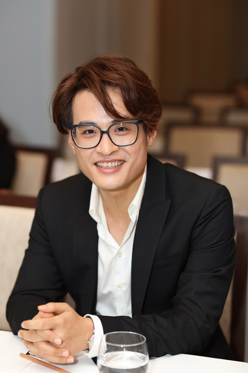 Hà Anh Tuấn as Self / Storyteller