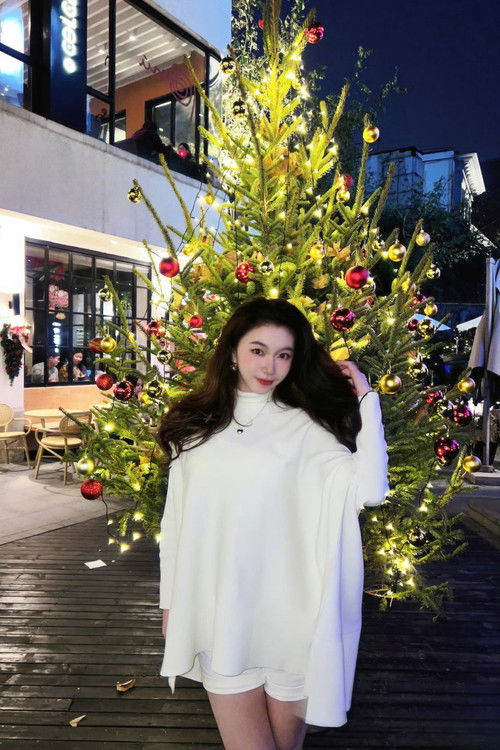 Huang Zeyi as 苏爱蕾 / 芮闪天女 (Actor)