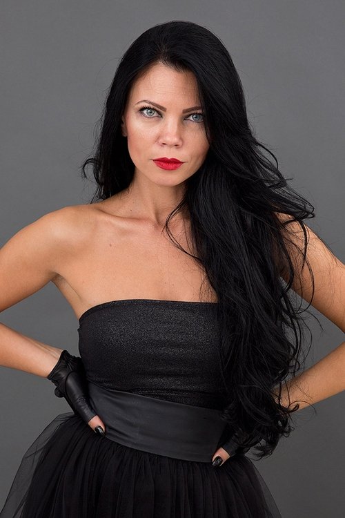 Denisa Vlad as Mirela