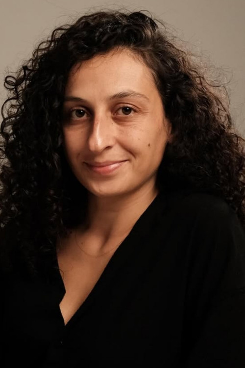 Seda Soysal as Emine