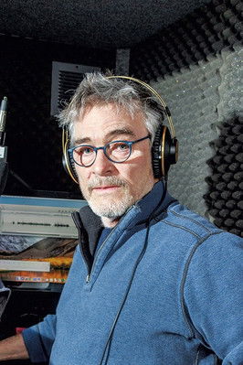 Tom Bodett as Narrator (voice)