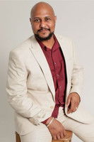 Thadeu Machado as Apresentador