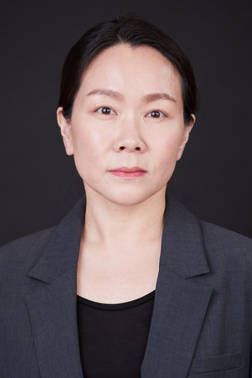 Hyeon Eun-yeong as Senior woman