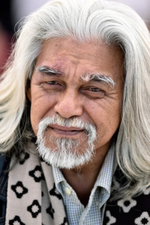 Wan Hanafi Su as Pak Isa