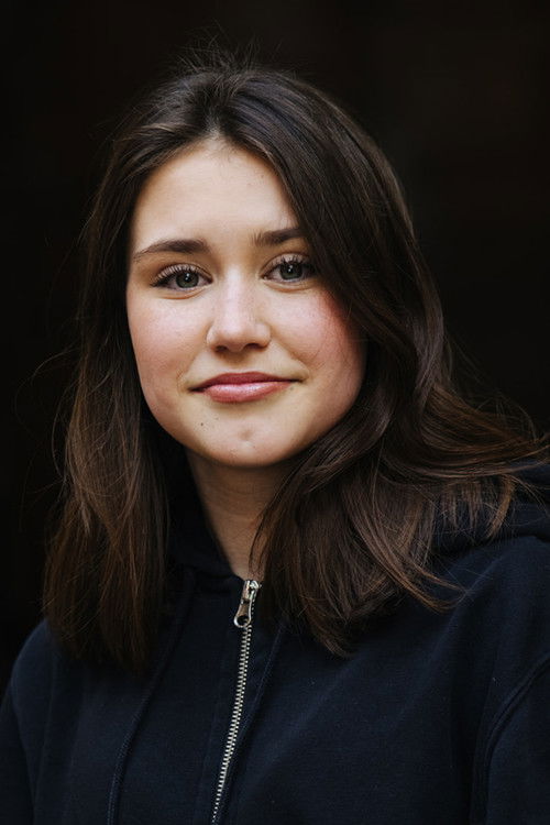 Polly Stjärne as Maja