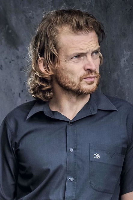 Angelo Jurkas as Viktor