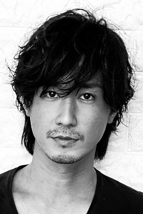Kansuke Asano as Shunsuke Ito