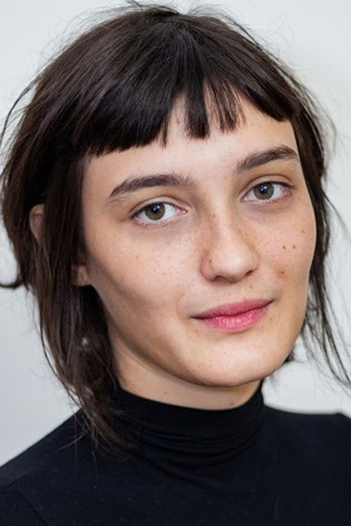 Nina Tomsic as Patrícia