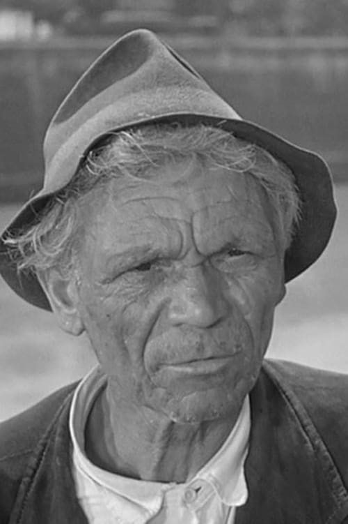 Giulio Chiari as The Beggar