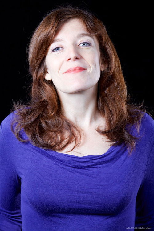 Cécile Combredet as Femme aux lunettes écailles