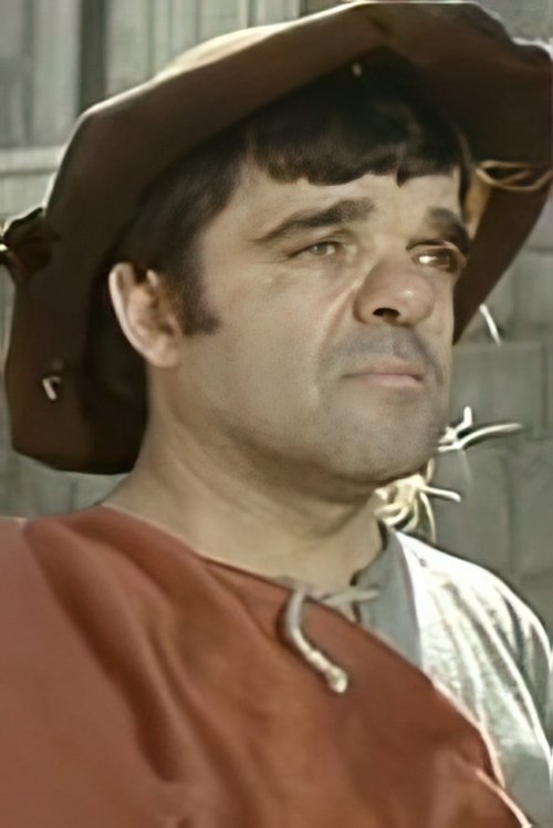 Roberto as The Midget