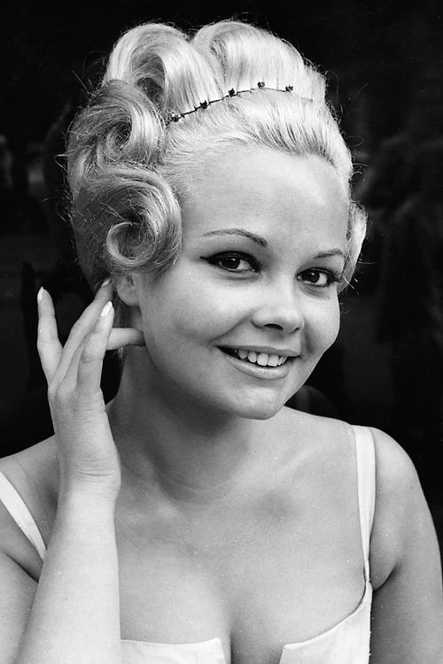 Véronique Vendell as Monique