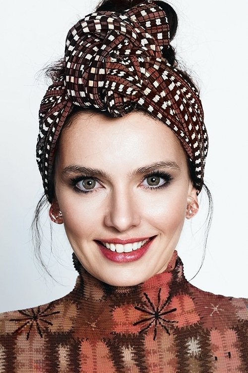 Nil Karaibrahimgil as Mimi