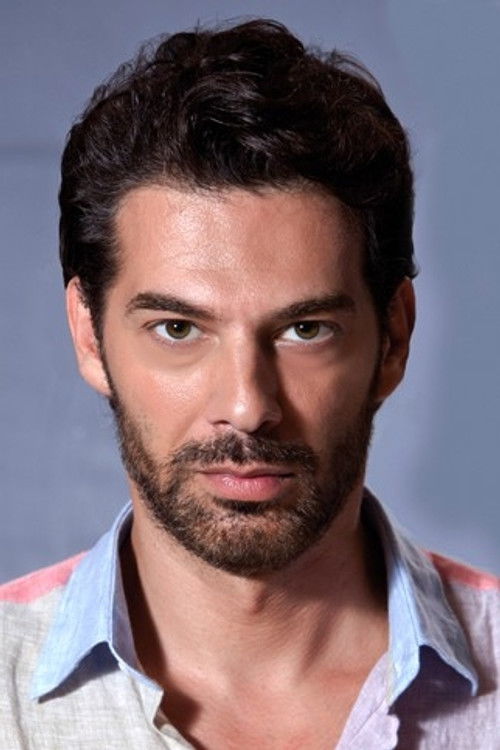 Emin Mecnunbeyli as Kaan