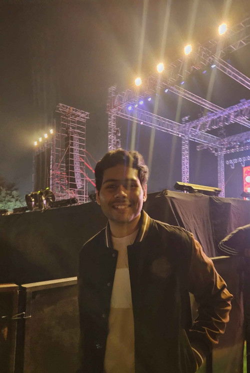 Saksham Kaushik as Constable