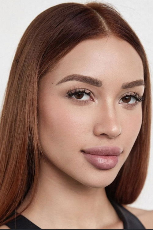 Arianna López as María