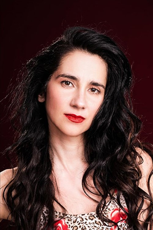 Kincsö Pethö as Sminkes