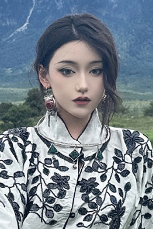 Jiu Jing Yan as Courtesan