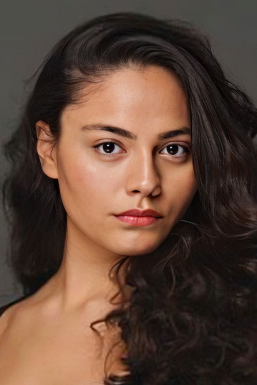 Mısra Tüfek as Esra