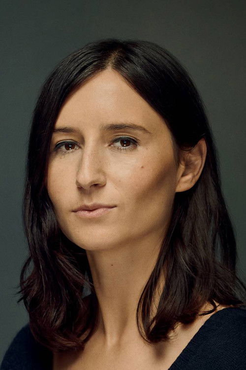 Chloe Domont as Courtney