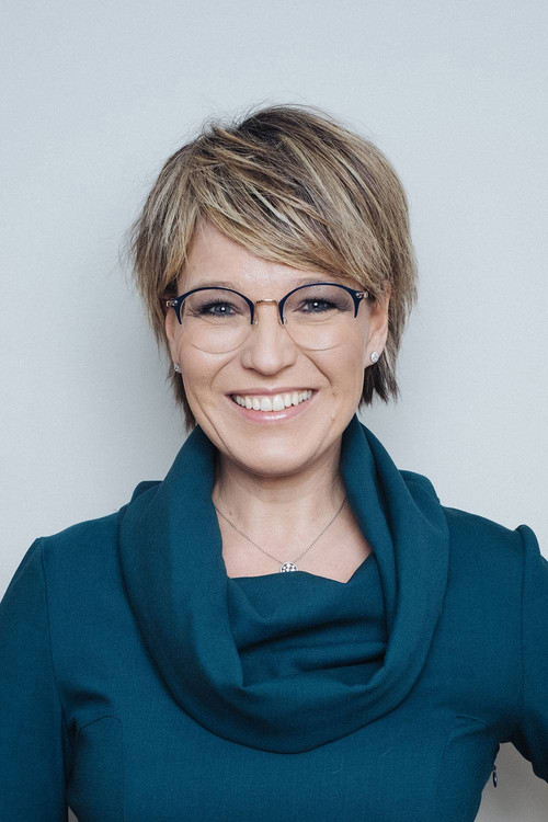 Andrea Ballschuh as Moderatorin