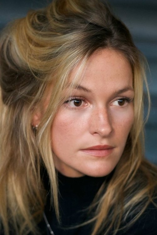 Teunie de Brouwer as Laura Molenaar