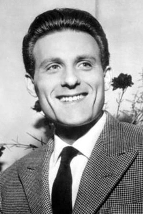 Giacomo Rondinella as Giulio